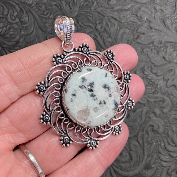 Kiwi Jasper Floral Pattern Pendant Stone Crystal Jewelry - Picture 3 of 6